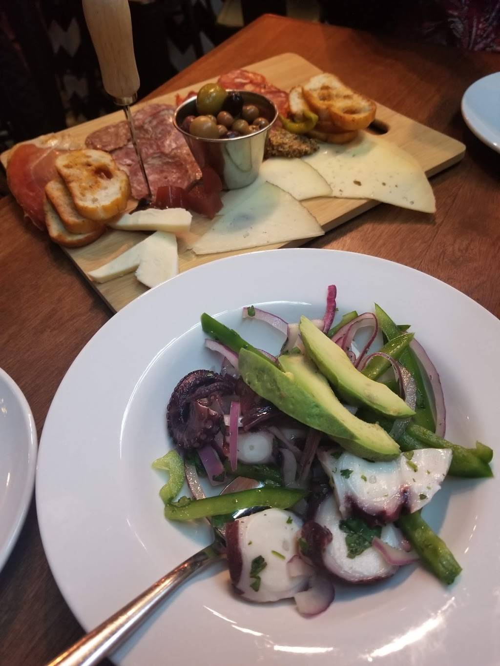 Toro Kitchen + Bar | restaurant | 1142 E Commerce St, San Antonio, TX 78205, USA | 2105921075 OR +1 210-592-1075