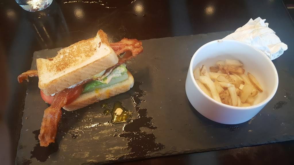 Revolve Kitchen + Bar | restaurant | 2525 W Loop S, Houston, TX 77027, USA | 7138509200 OR +1 713-850-9200