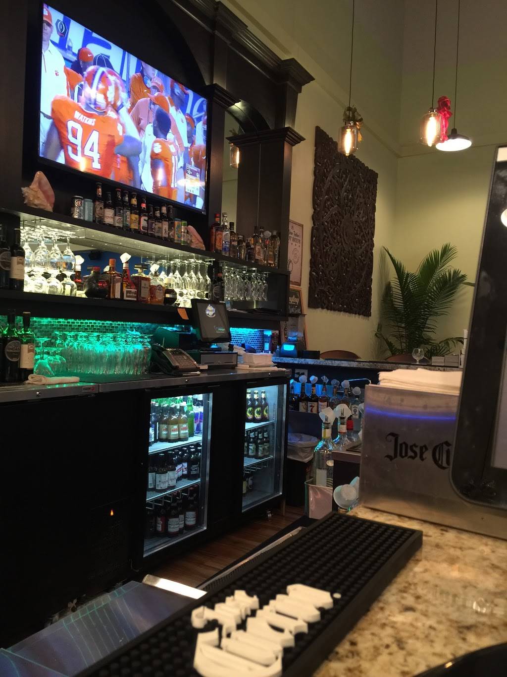 Albertes Restaurant | restaurant | 1201 NE 38th St, Oakland Park, FL 33334, USA | 9549904360 OR +1 954-990-4360