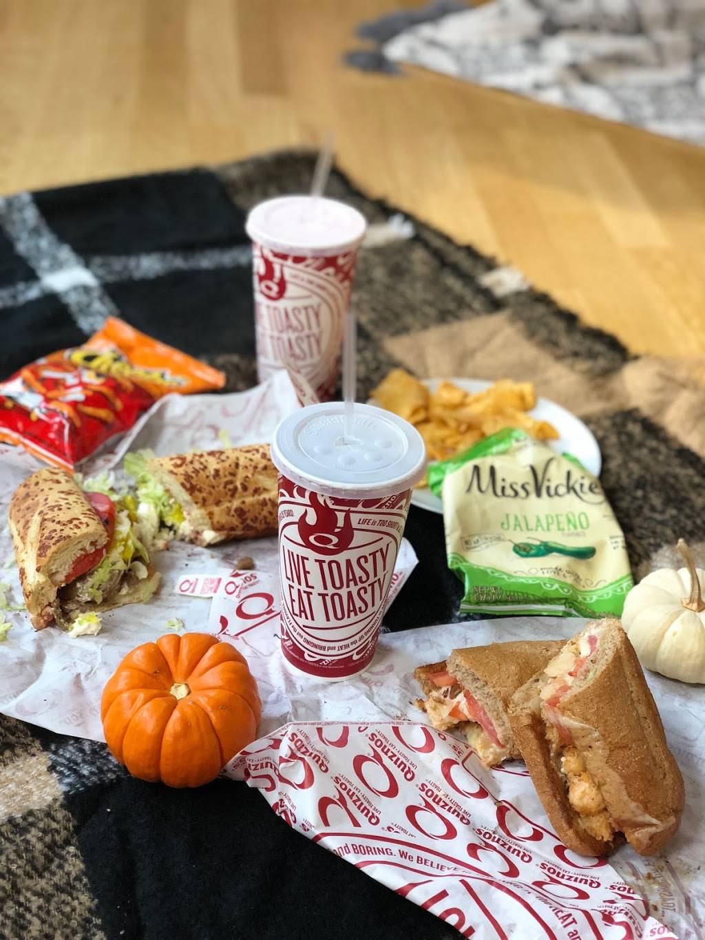 Quiznos | restaurant | 164 W Division St, Chicago, IL 60610, USA | 3126423355 OR +1 312-642-3355