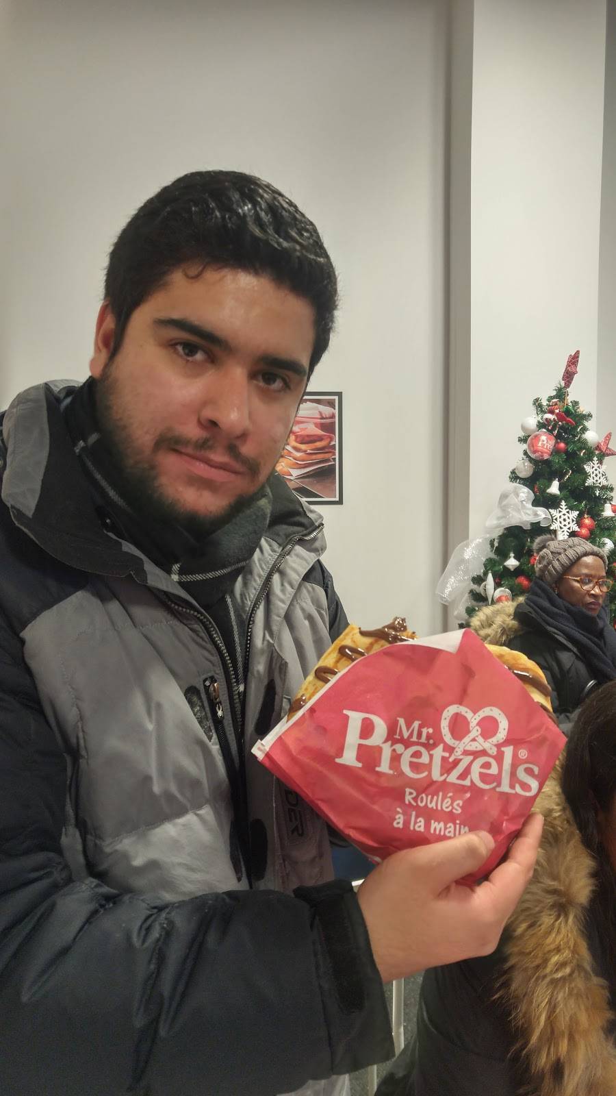 Mr Pretzels | restaurant | 100 Bayshore Dr, Nepean, ON K2B 8C1, Canada | 6138299899 OR +1 613-829-9899