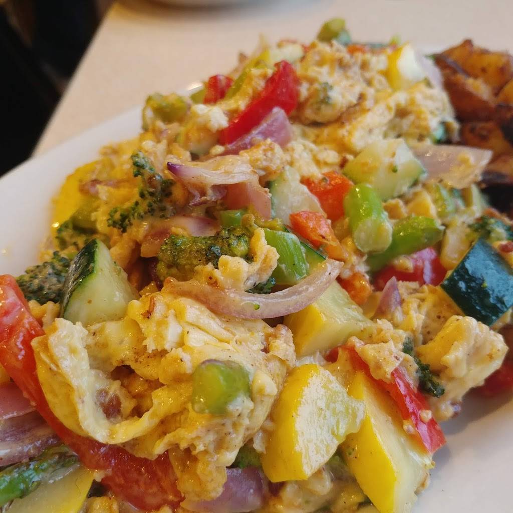 Moms Kitchen | restaurant | 29 Commercial St, Gloucester, MA 01930, USA | 9782824444 OR +1 978-282-4444