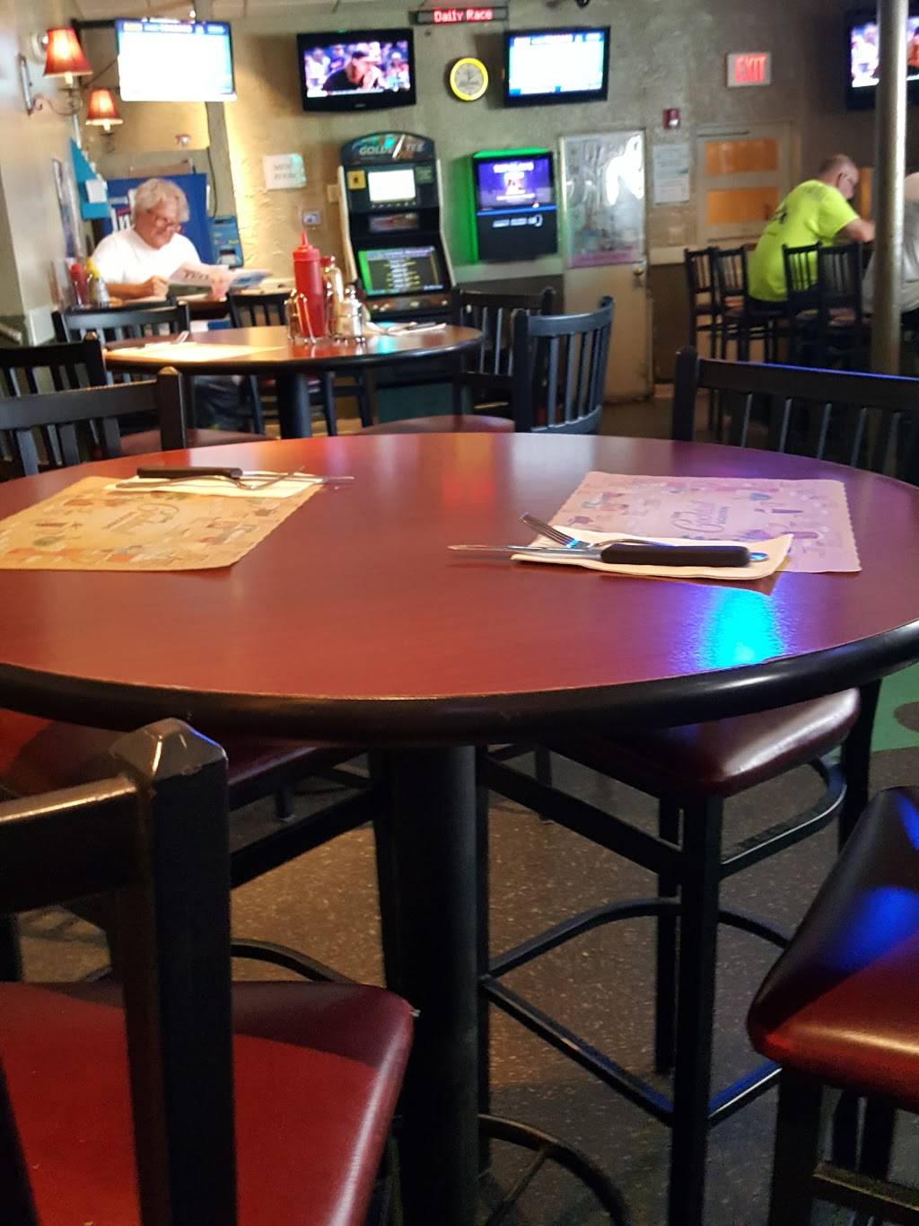 Touchies Shamrock Pub | restaurant | 501 E 8th St, Boston, MA 02127, USA | 6172680007 OR +1 617-268-0007