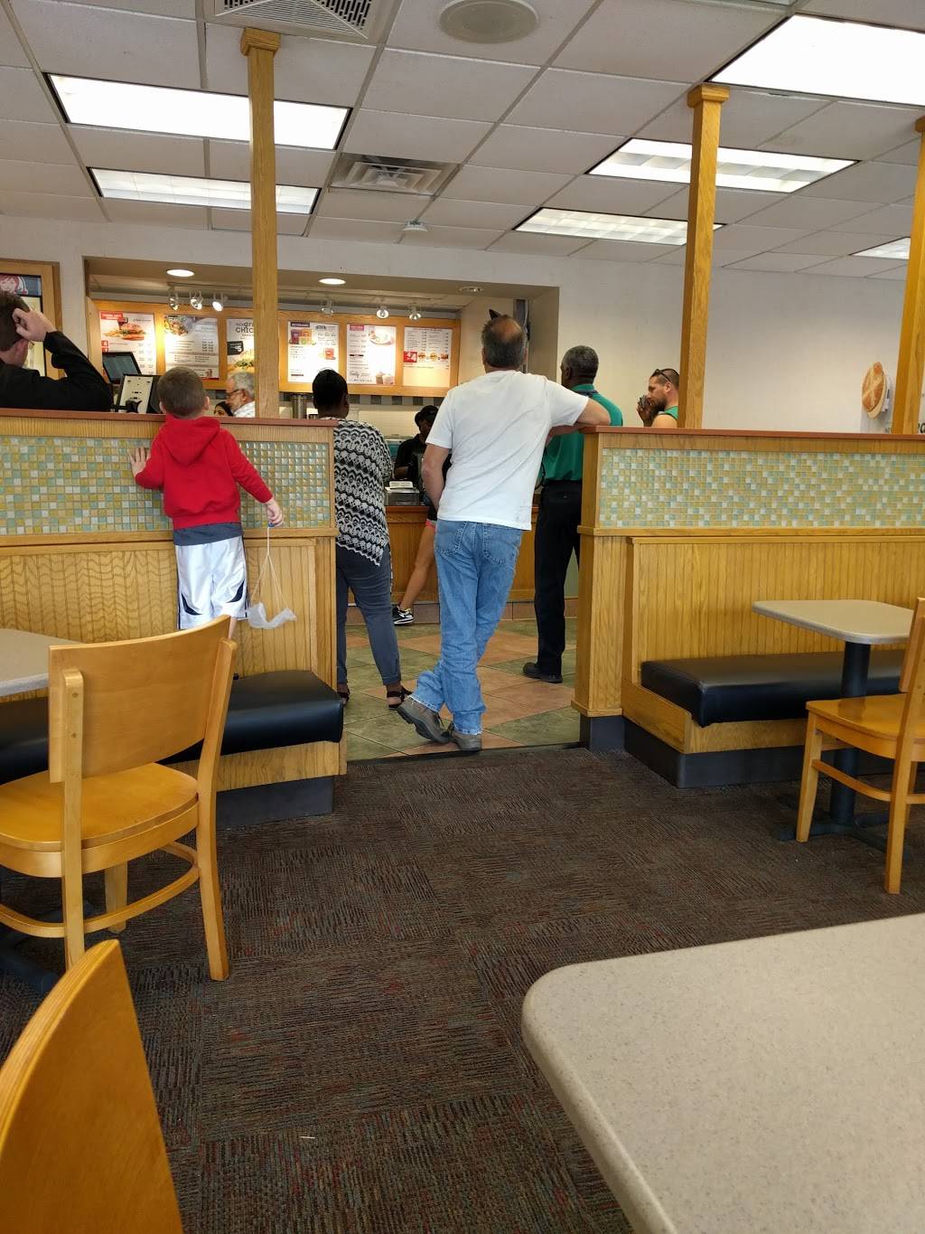 Wendys | restaurant | 800 Reed Rd, Broomall, PA 19008, USA | 6103561358 OR +1 610-356-1358