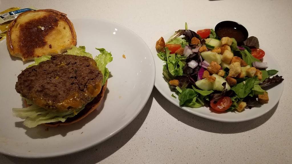 G Bar and Bistro | restaurant | 6711 E Ben White Blvd, Austin, TX 78744, USA | 5123858400 OR +1 512-385-8400