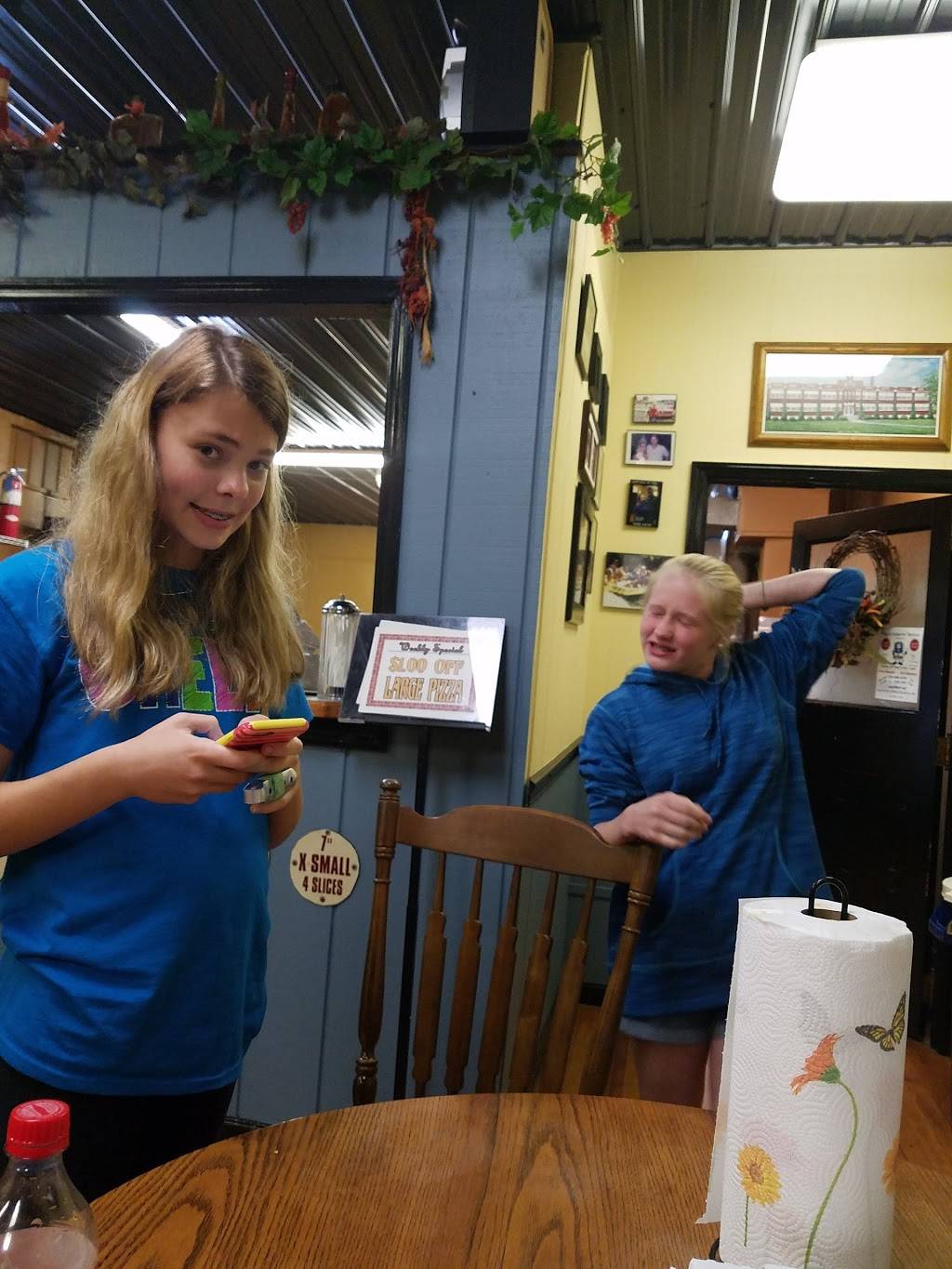 Little Bs Pizza & Sandwiches | restaurant | 285 Main St, Calhoun, KY 42327, USA | 2702733564 OR +1 270-273-3564