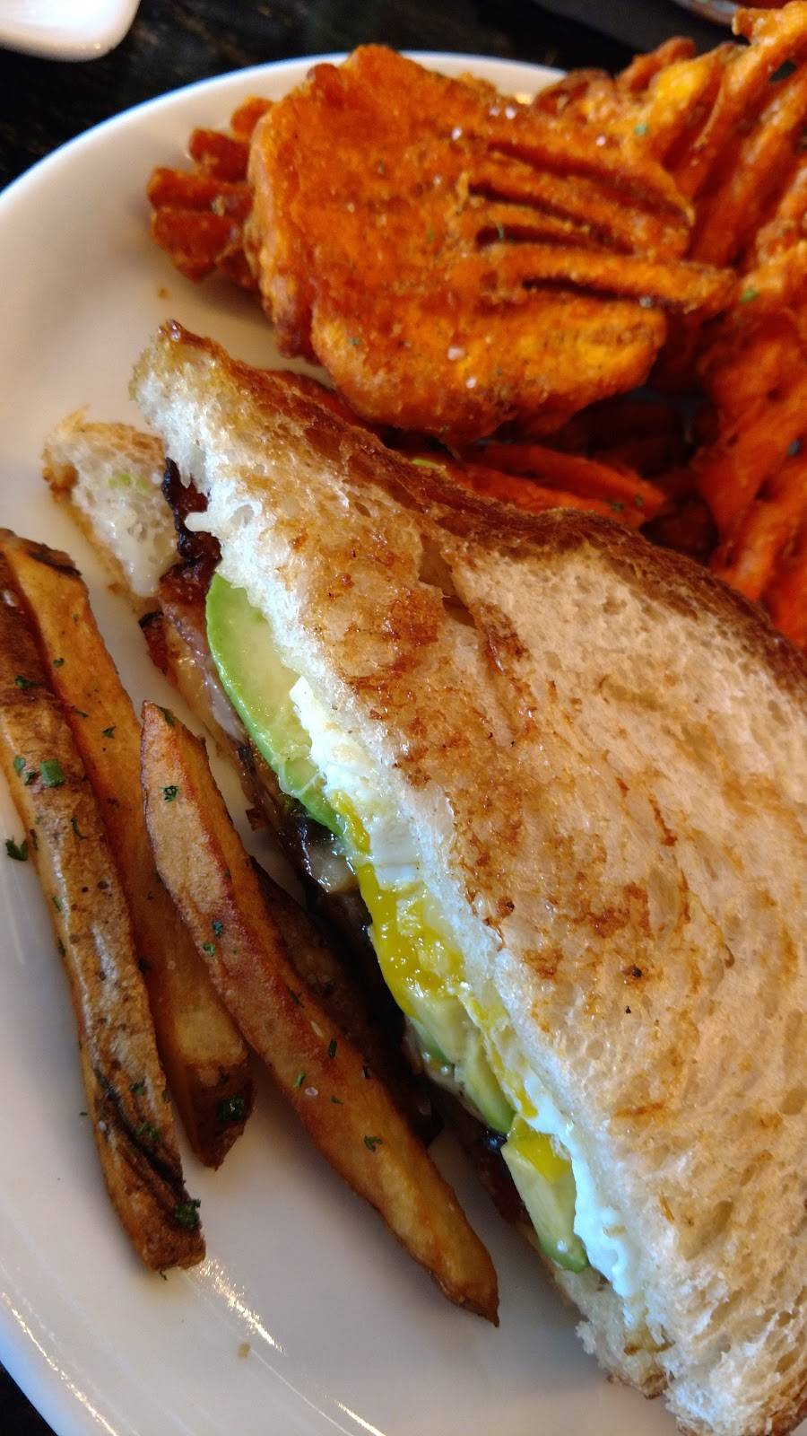 Taphouse Kitchen | restaurant | 3131 E Shea Blvd, Phoenix, AZ 85028, USA | 6024822800 OR +1 602-482-2800