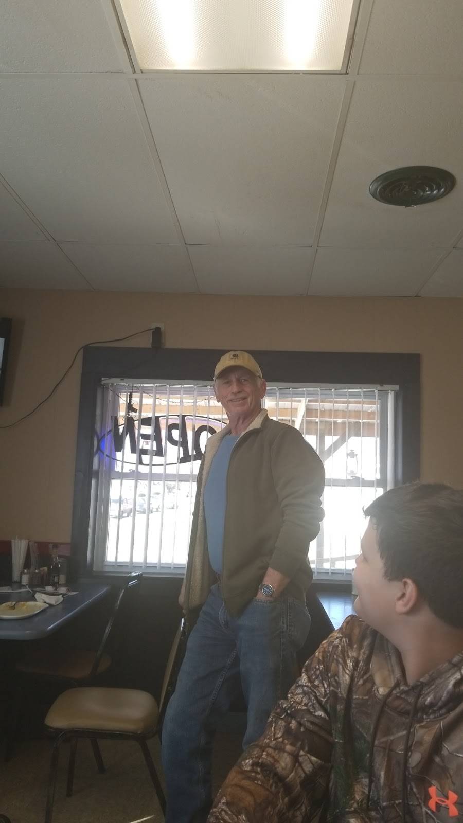 K & M Diner | restaurant | 410 S 1st St, Fairfield, IL 62837, USA | 6185167198 OR +1 618-516-7198