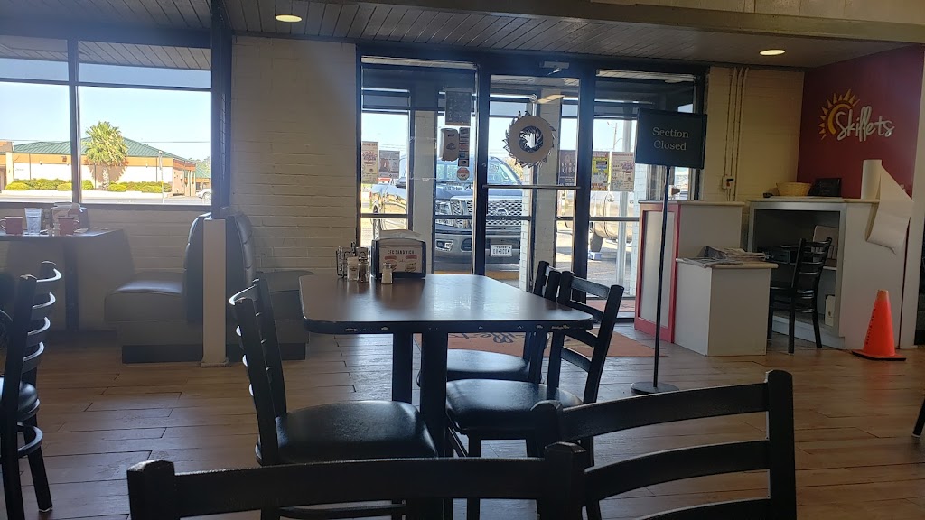 Skillets Restaurant | restaurant | 2003 Veterans Blvd, Del Rio, TX 78840, USA | 8307756060 OR +1 830-775-6060