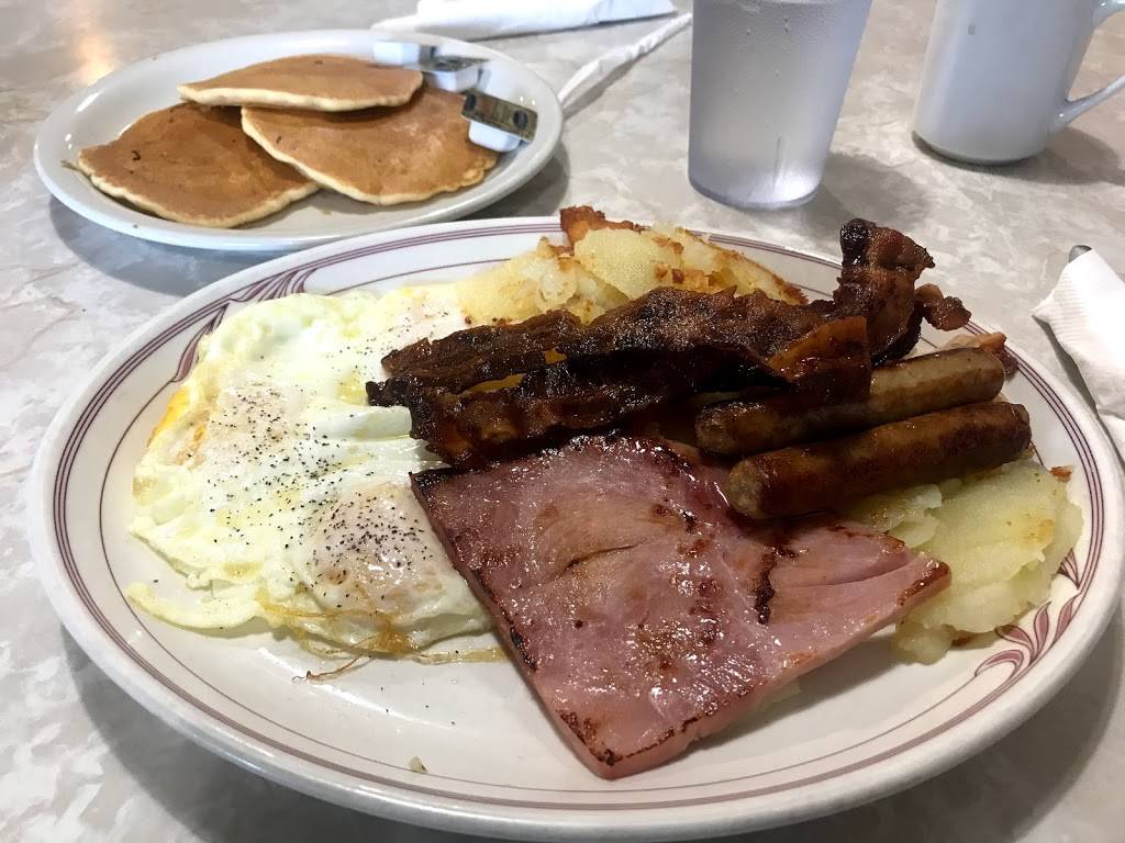 Lukichs Family Dining | restaurant | 3900 Rochester Rd, Troy, MI 48083, USA | 2485289955 OR +1 248-528-9955