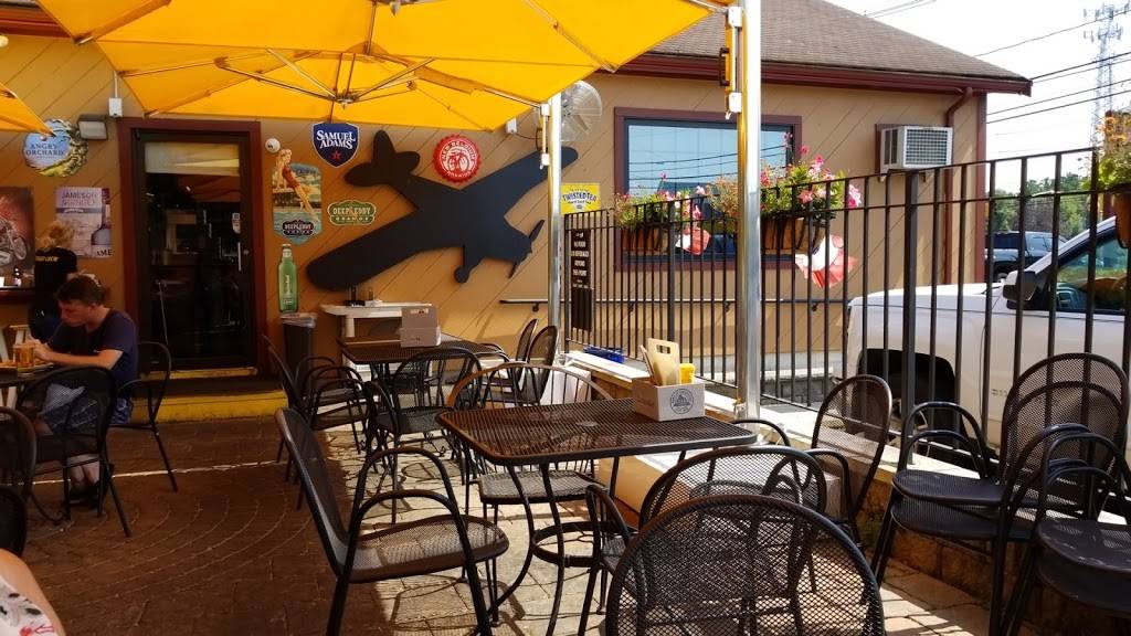 Harrys Bar & Grille | restaurant | 407 W Grove St, Middleborough, MA 02346, USA | 5089479297 OR +1 508-947-9297