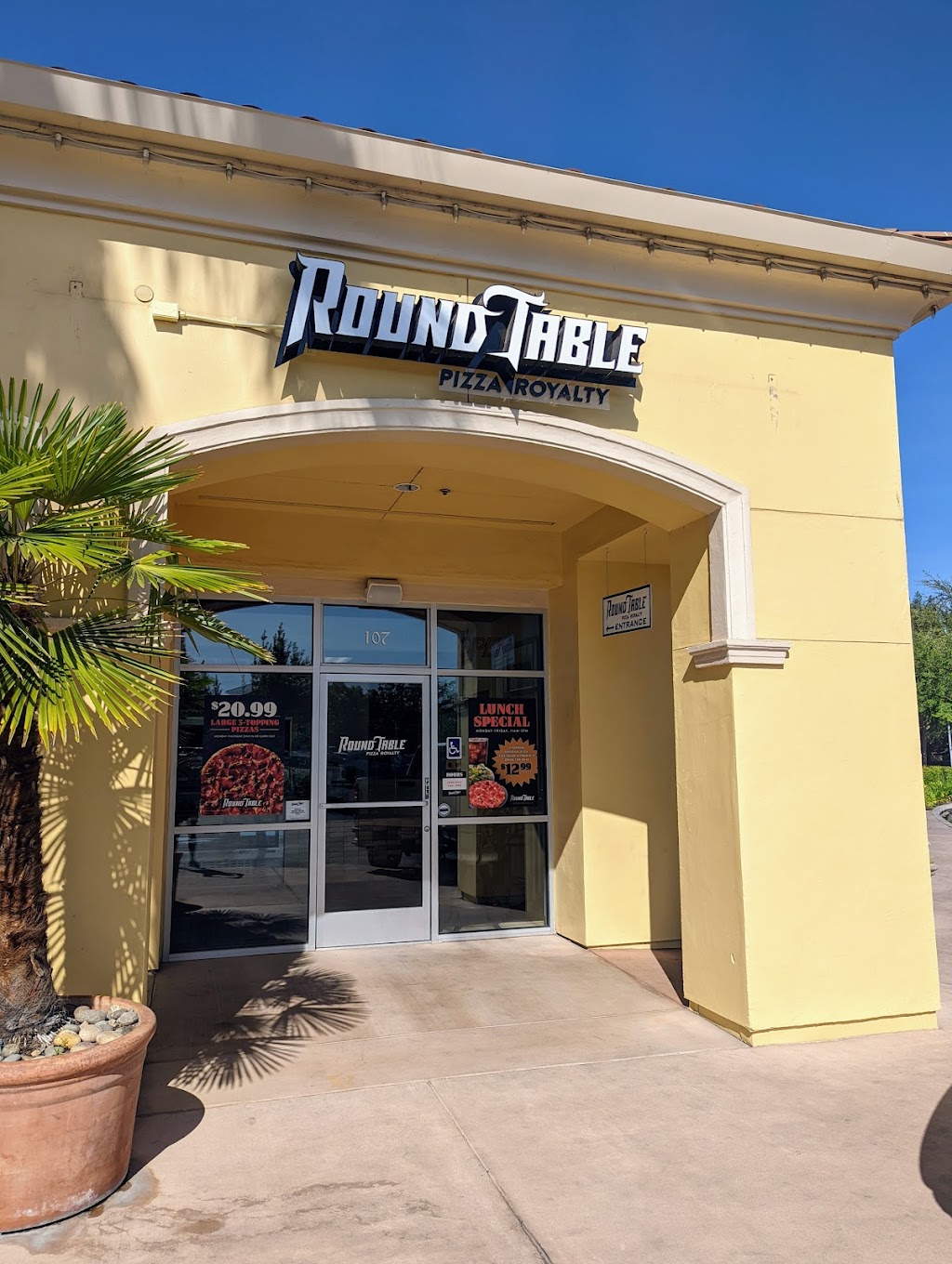 Round Table Pizza | restaurant | 1512 E Champlain Dr Suite 107, Fresno, CA 93720, USA | 5594493125 OR +1 559-449-3125