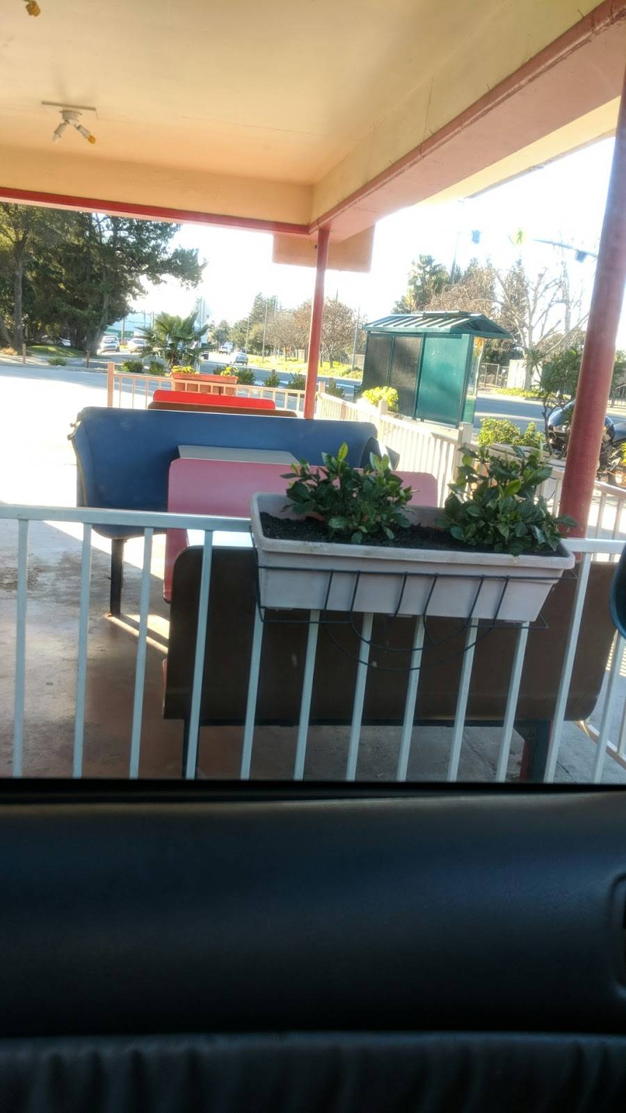 sno-white drive in | restaurant | 1210 W Turner Rd, Lodi, CA 95242, USA | 2093695314 OR +1 209-369-5314