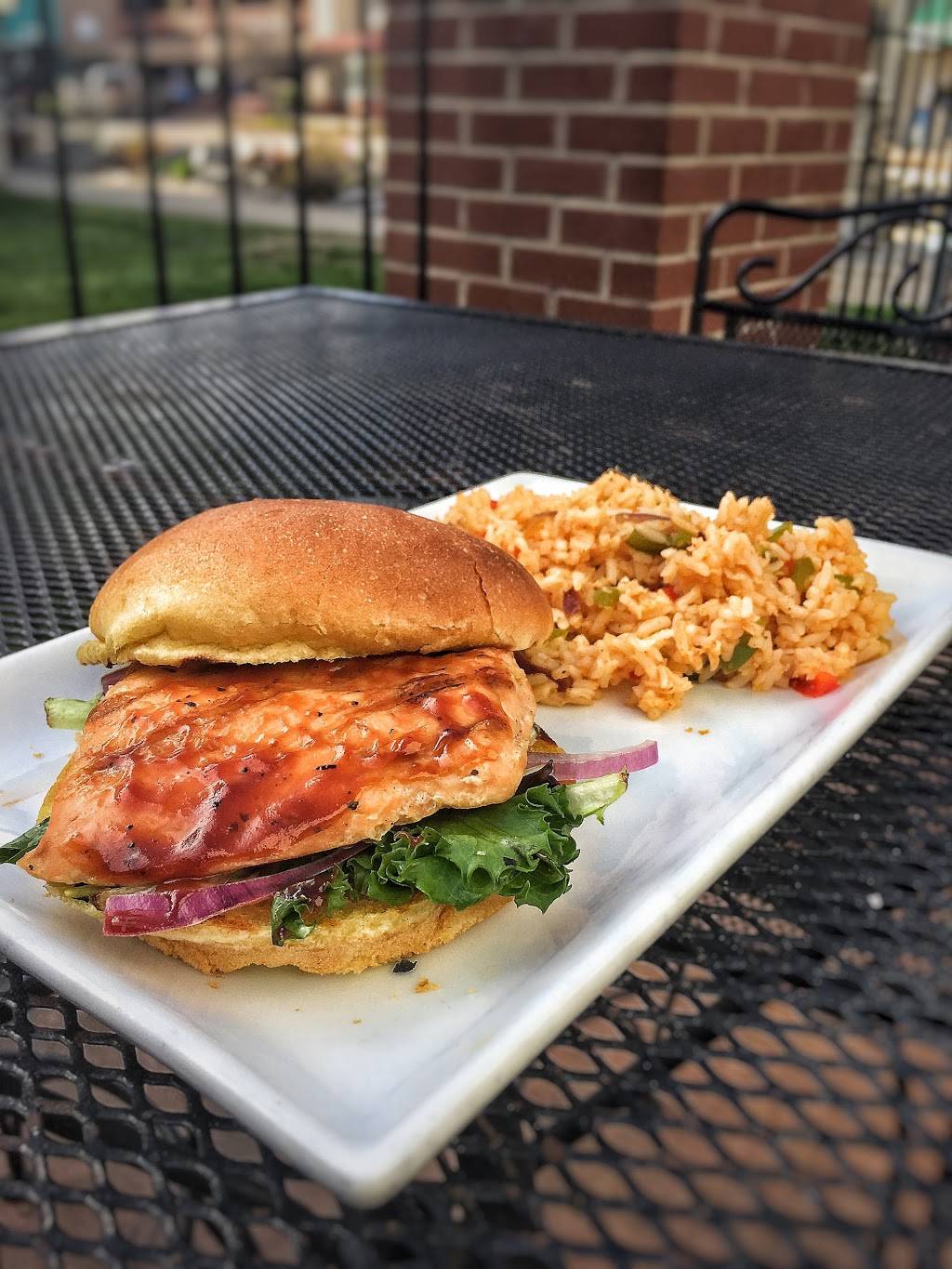 Chez Marilyn | night club | 119 W 3rd St, Alton, IL 62002, USA | 6184658071 OR +1 618-465-8071