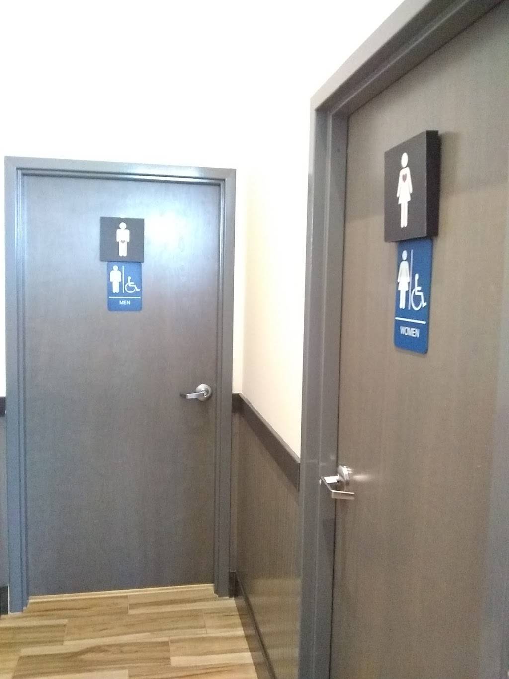 Burapa Asian Bistro | restaurant | 20 Town Square #160, Lovettsville, VA 20180, USA | 7033491188 OR +1 703-349-1188