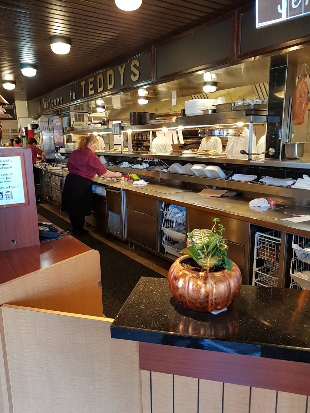 Teddys Restaurant & Deli | restaurant | 245 King St W, Oshawa, ON L1J 2J7, Canada | 9055795529 OR +1 905-579-5529