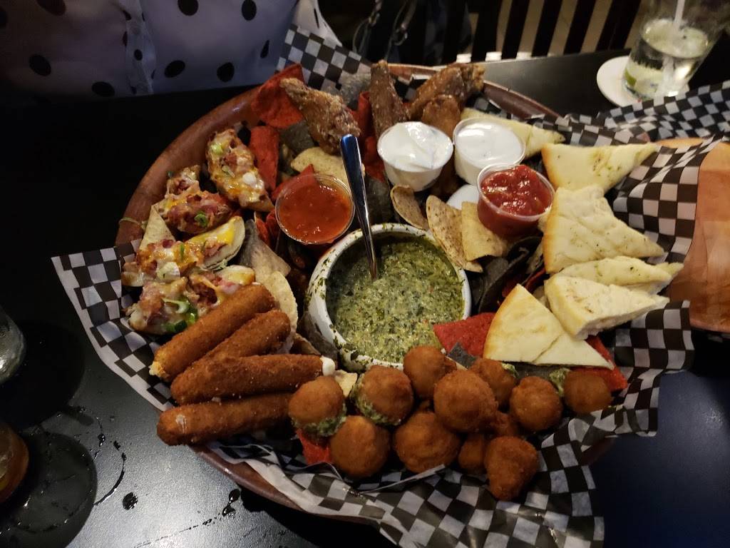 Howl At The Moon | restaurant | 1271 Victoria St N, Kitchener, ON N2B 3E1, Canada | 5195787205 OR +1 519-578-7205