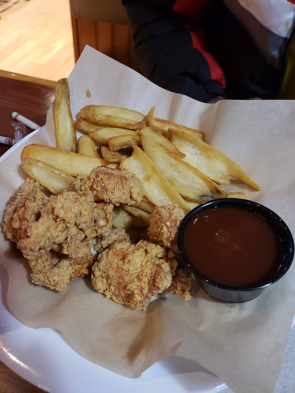 Hooters | meal takeaway | 301 Market Pl Suite C, Fairview Heights, IL 62208, USA | 6183983374 OR +1 618-398-3374