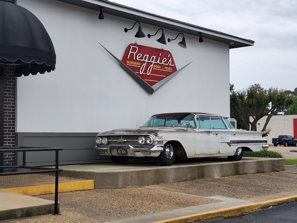 Reggies Burgers, Dogs & Fries | restaurant | 3200 N State Line Ave, Texarkana, AR 71854, USA | 8703304447 OR +1 870-330-4447