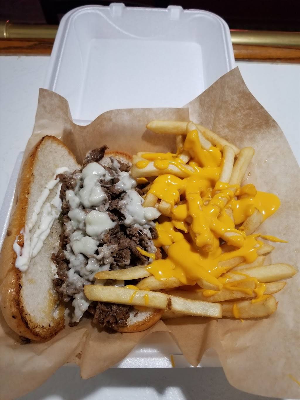 JUNIORS COCKTAIL LOUNGE | restaurant | 3300 W Lincoln Ave, Milwaukee, WI 53215, USA | 4143065285 OR +1 414-306-5285