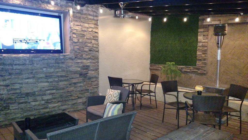 Royal Wings Sports Bar And Grill | restaurant | 6513 N Mesa St b, El Paso, TX 79912, USA | 9155902200 OR +1 915-590-2200