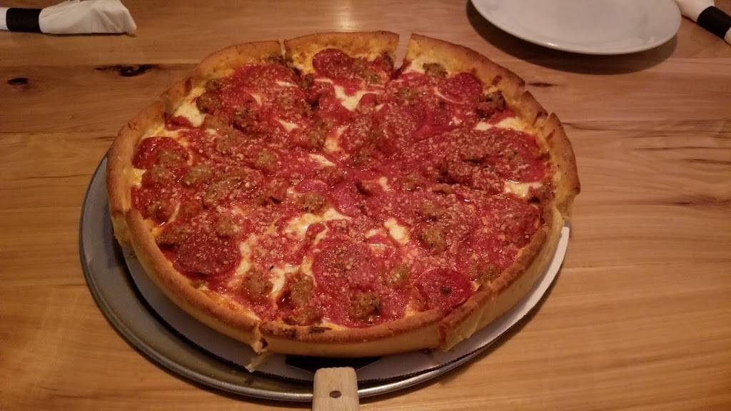 Rosatis Pizza | restaurant | 1652 S Eastwood Dr, Woodstock, IL 60098, USA | 8153383600 OR +1 815-338-3600