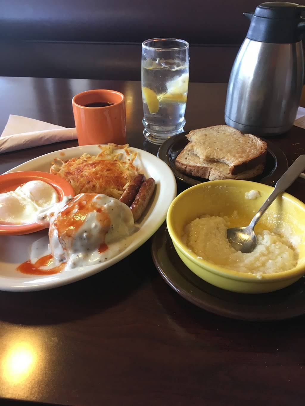 Village Inn | bakery | 921 30th Ave, Greeley, CO 80634, USA | 9703565449 OR +1 970-356-5449