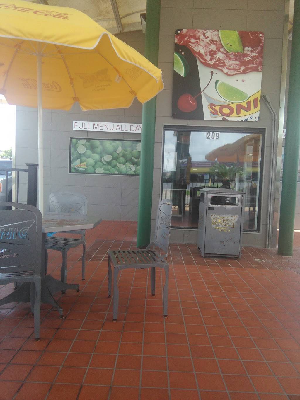 Sonic Drive-In | restaurant | 209 Highway 332 West, Lake Jackson, TX 77566, USA | 9792978200 OR +1 979-297-8200