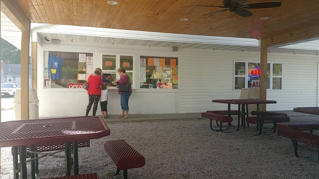 Village Drive-In | restaurant | 212 S Washington St, Bunker Hill, IL 62014, USA | 6185853113 OR +1 618-585-3113