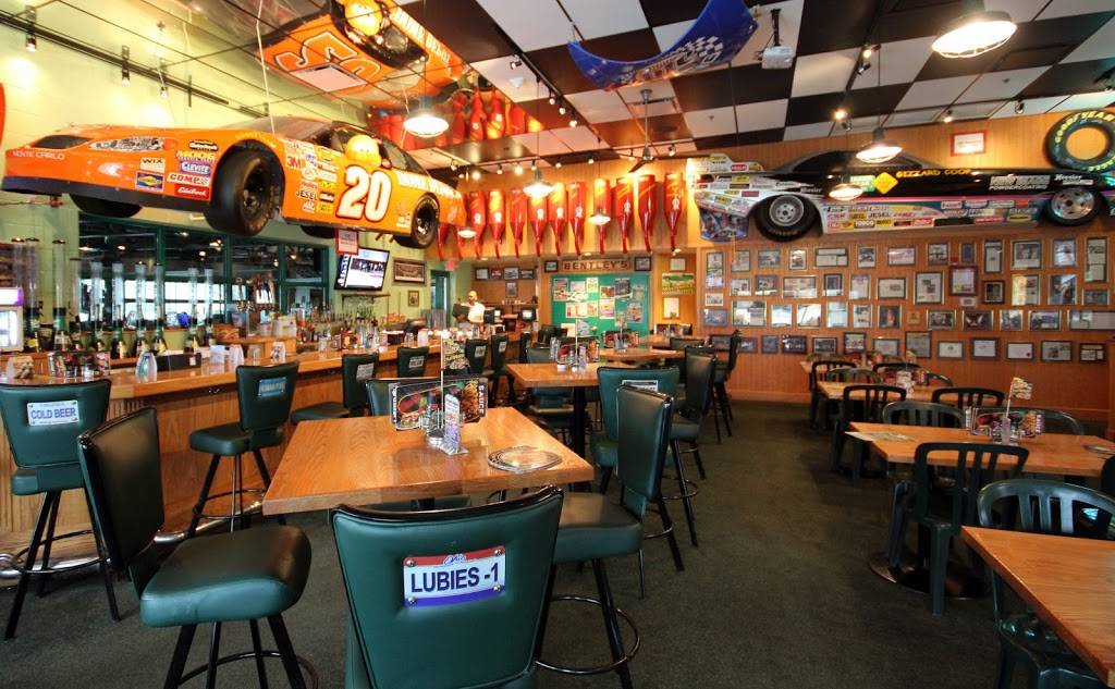 Quaker Steak & Lube | restaurant | 5800 Patriot Blvd, Austintown, OH 44515, USA | 3303499464 OR +1 330-349-9464