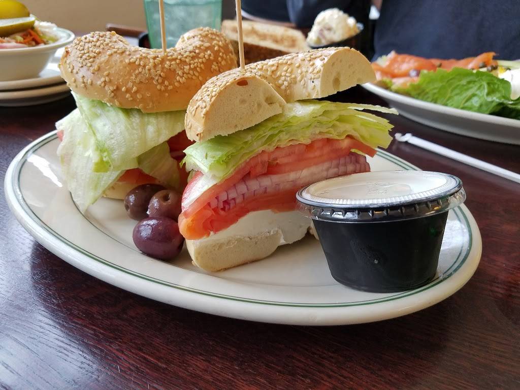 Famous 4th Street Delicatessen | restaurant | 700 S 4th St, Philadelphia, PA 19147, USA | 2159223274 OR +1 215-922-3274