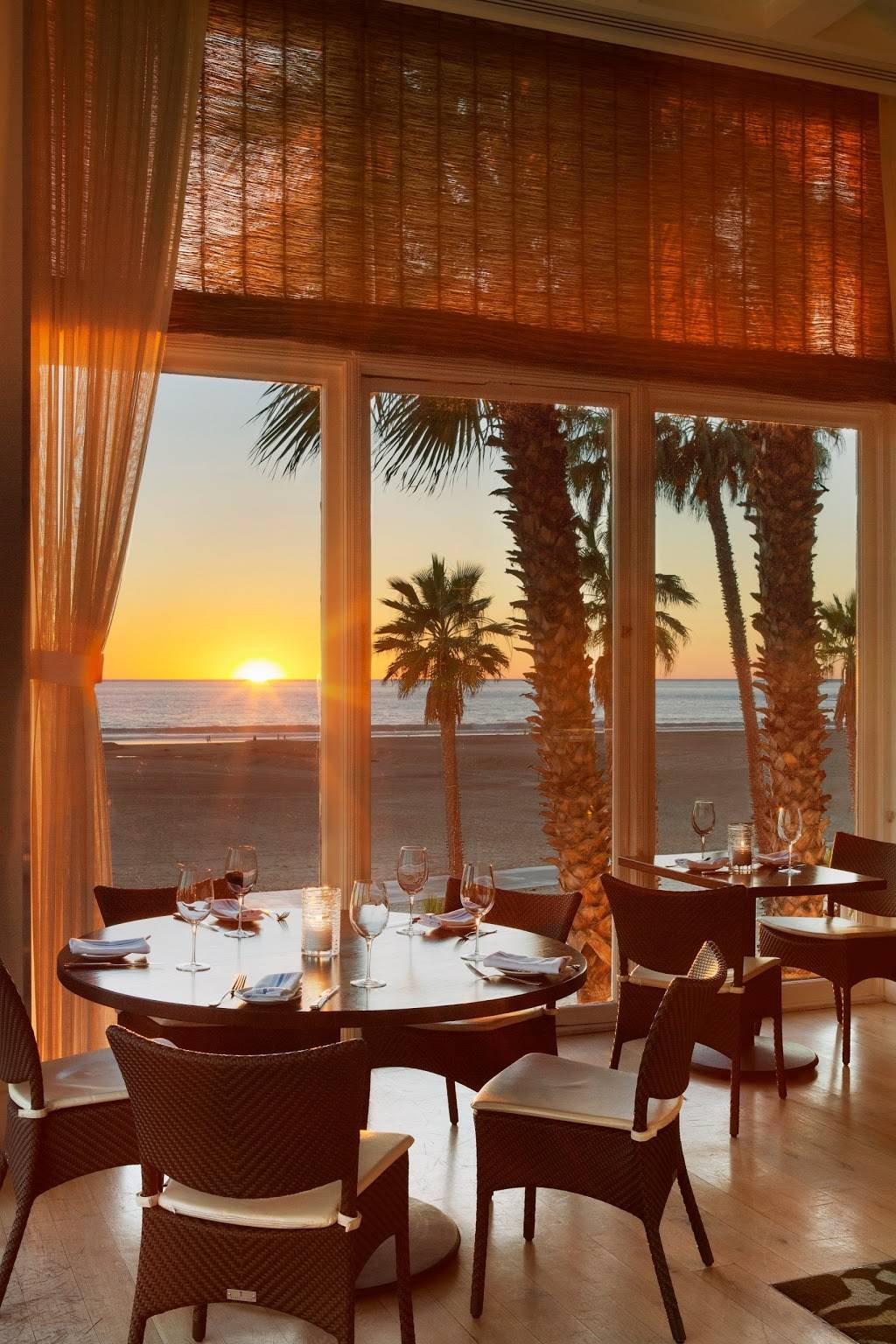 Catch | restaurant | 1910 Ocean Way, Santa Monica, CA 90405, USA | 3105815533 OR +1 310-581-5533