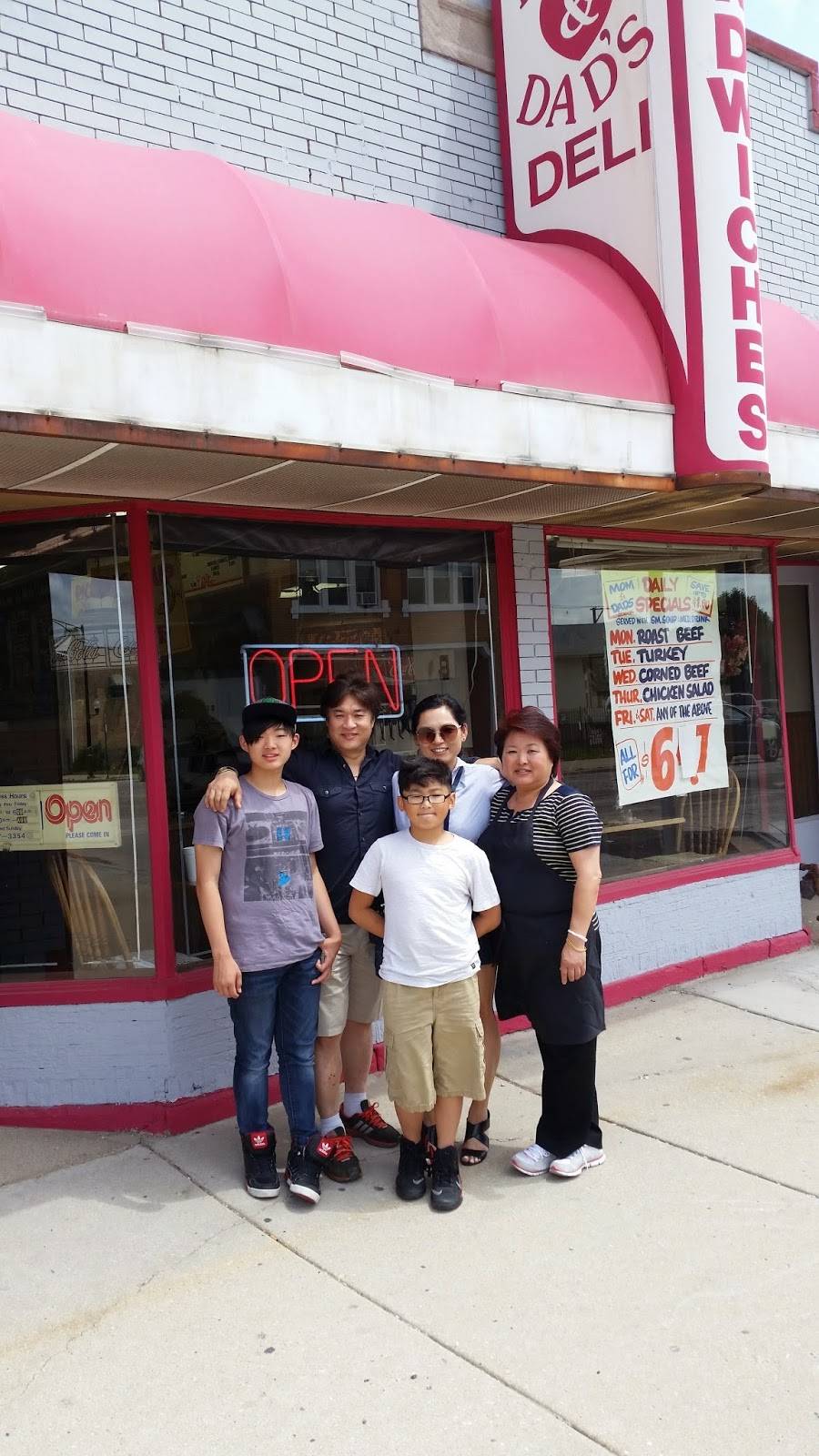 Mom and Dads Deli | meal takeaway | 6345 S Central Ave, Chicago, IL 60638, USA | 7737673354 OR +1 773-767-3354