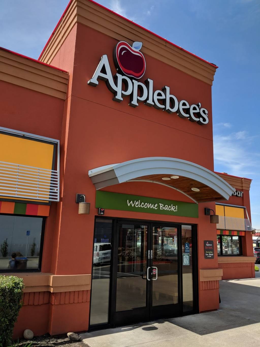 Applebees Grill + Bar | restaurant | 2024 Arden Way, Sacramento, CA 95825, USA | 9165645296 OR +1 916-564-5296