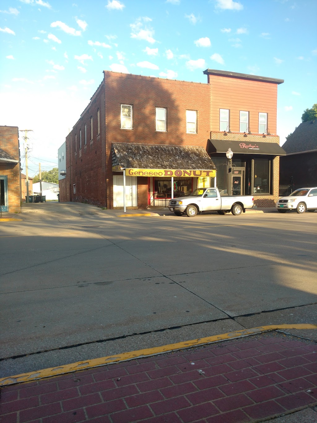 Geneseo Donut Shop | bakery | 215 N State St, Geneseo, IL 61254, USA | 3099444331 OR +1 309-944-4331