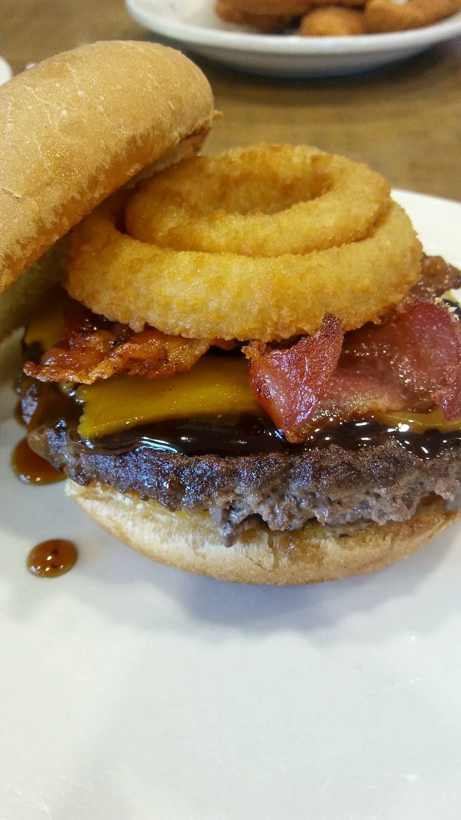 Eatn Park | restaurant | 2057 Wal Mart Dr NE, Warren, OH 44483, USA | 3303726610 OR +1 330-372-6610