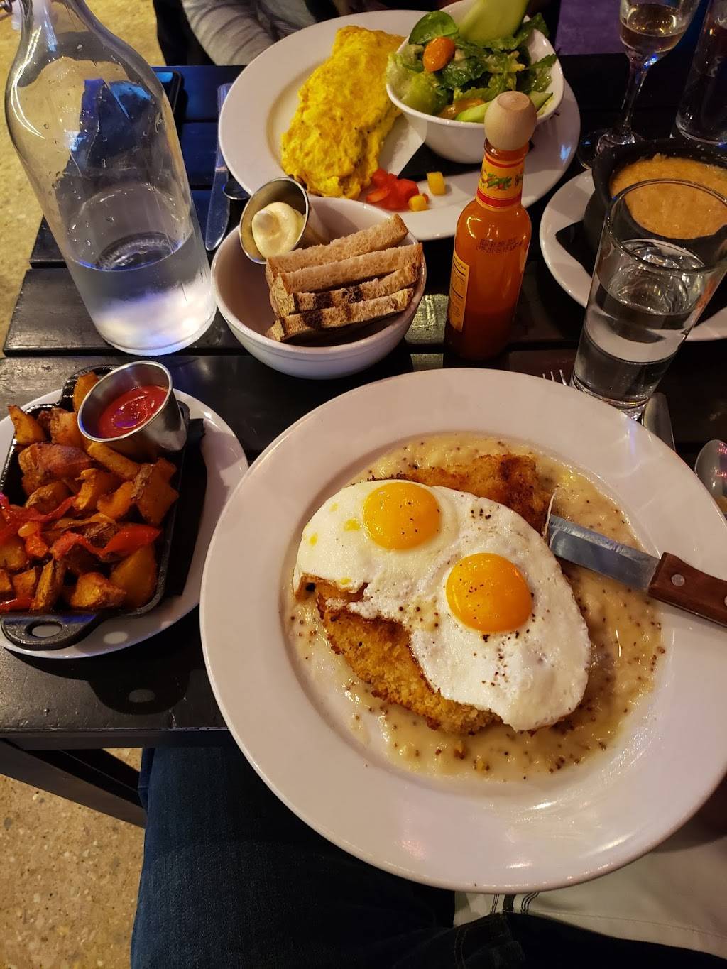 Jerrys Bar | restaurant | 129 W Laurel St, Philadelphia, PA 19123, USA | 2672731632 OR +1 267-273-1632