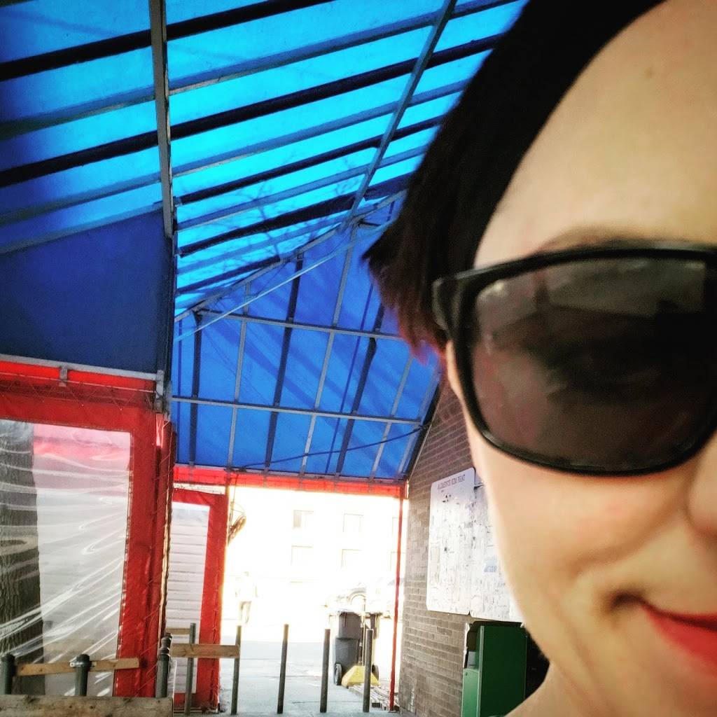 Restaurant Kan Phai Plus | restaurant | 6700 Chemin de la Côte-des-Neiges, Montréal, QC H3S 2B2, Canada | 5143037302 OR +1 514-303-7302