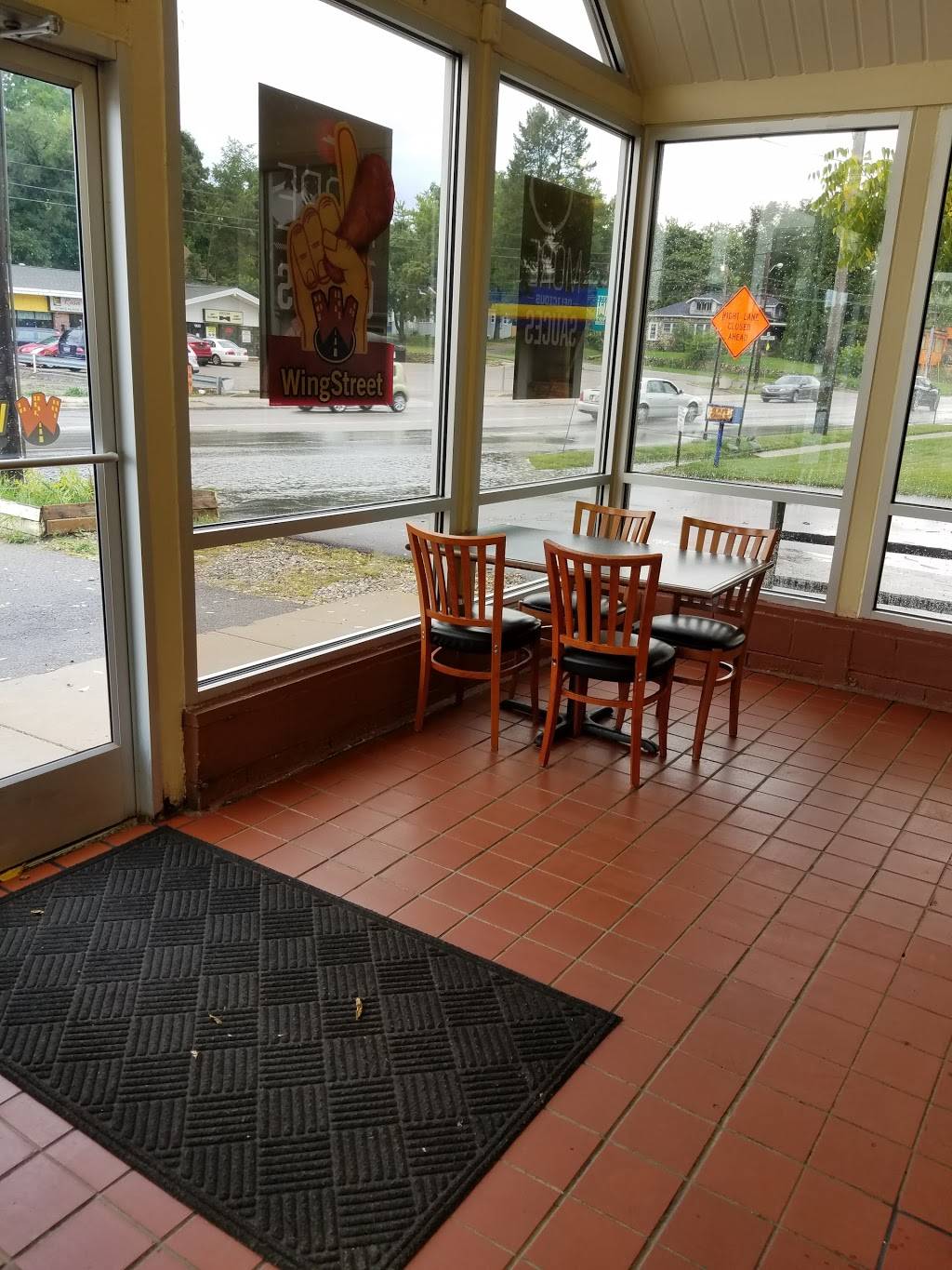 Pizza Hut | restaurant | 1930 W Main St, Kalamazoo, MI 49006, USA | 2693850101 OR +1 269-385-0101