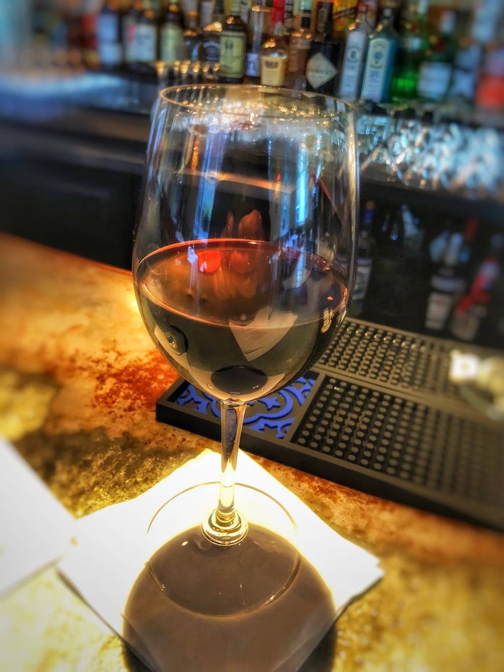 Hemmingways Bistro | restaurant | 211 N Oak Park Ave, Oak Park, IL 60302, USA | 7085240806 OR +1 708-524-0806