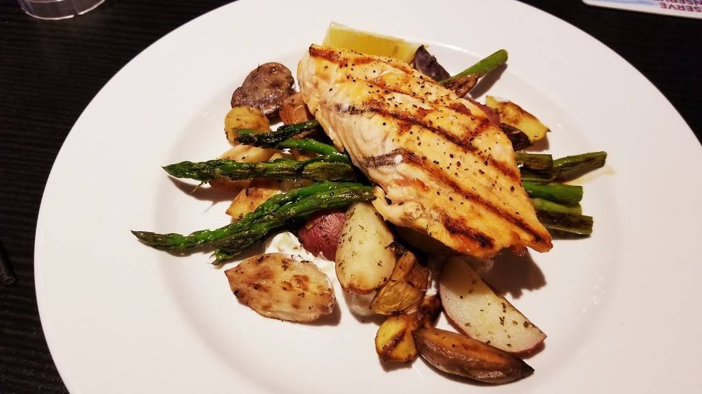 Red Rooster Bar & Restaurant | restaurant | 1832 Wayzata Blvd, Long Lake, MN 55356, USA | 9524734089 OR +1 952-473-4089