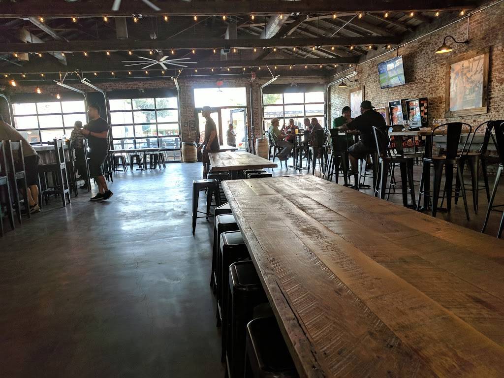 BarrelHouse Brewing Visalia | restaurant | 521 E Main St, Visalia, CA 93292, USA | 5597136690 OR +1 559-713-6690