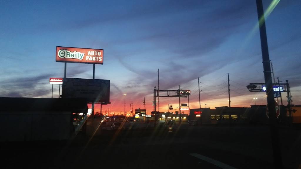 Hartz Chicken Buffet | restaurant | 210 1st St E, Humble, TX 77338, USA | 2814460320 OR +1 281-446-0320