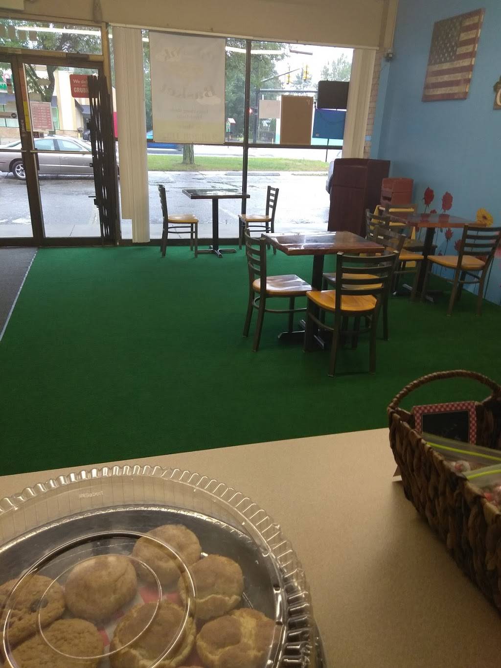 PIK NIK BASKET | restaurant | 8511 W Nine Mile Rd, Oak Park, MI 48237, USA | 2482684132 OR +1 248-268-4132