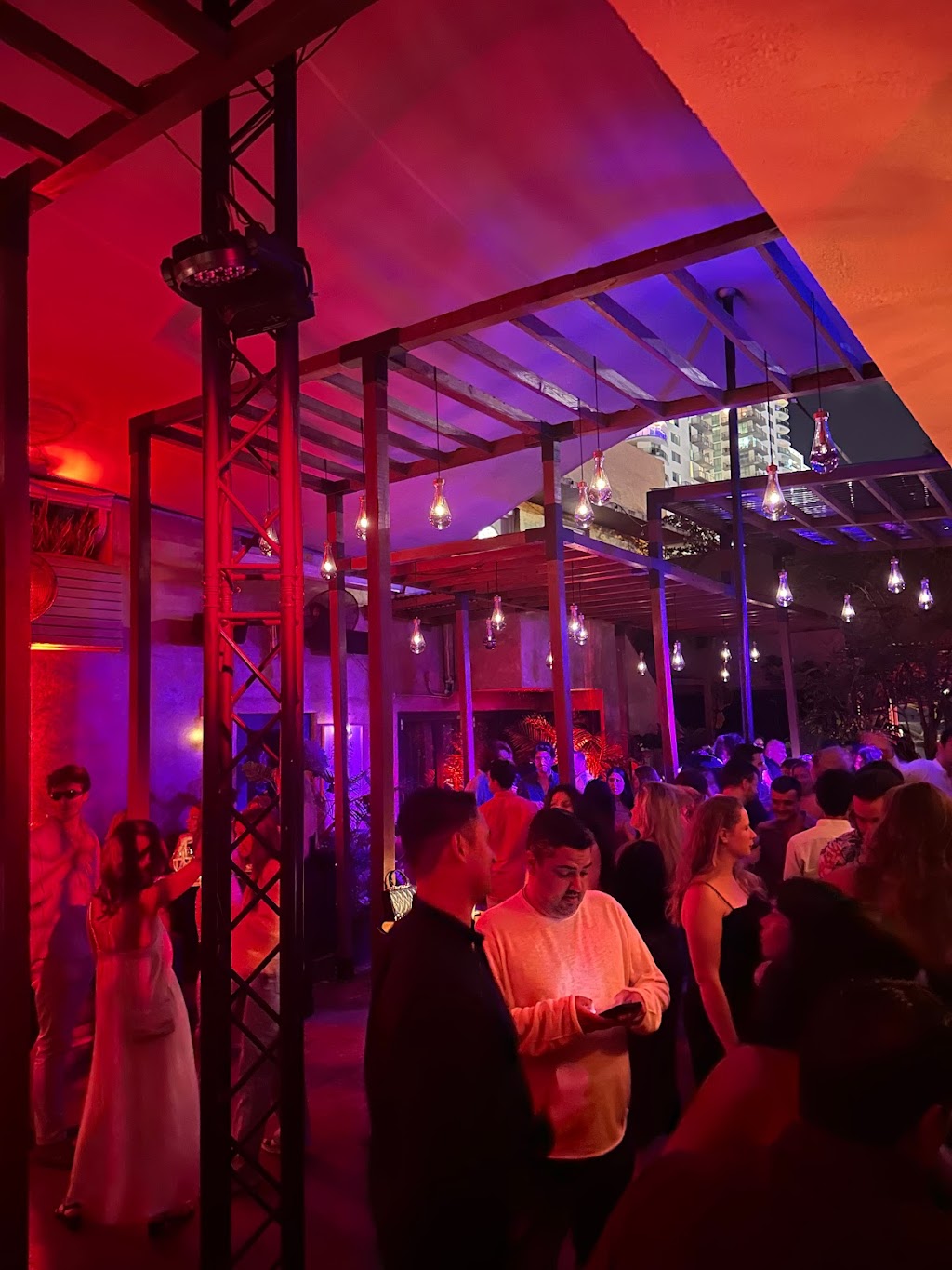 Paraiso Estereo | restaurant | 1306 N Miami Ave, Miami, FL 33136, USA | 7868091306 OR +1 786-809-1306