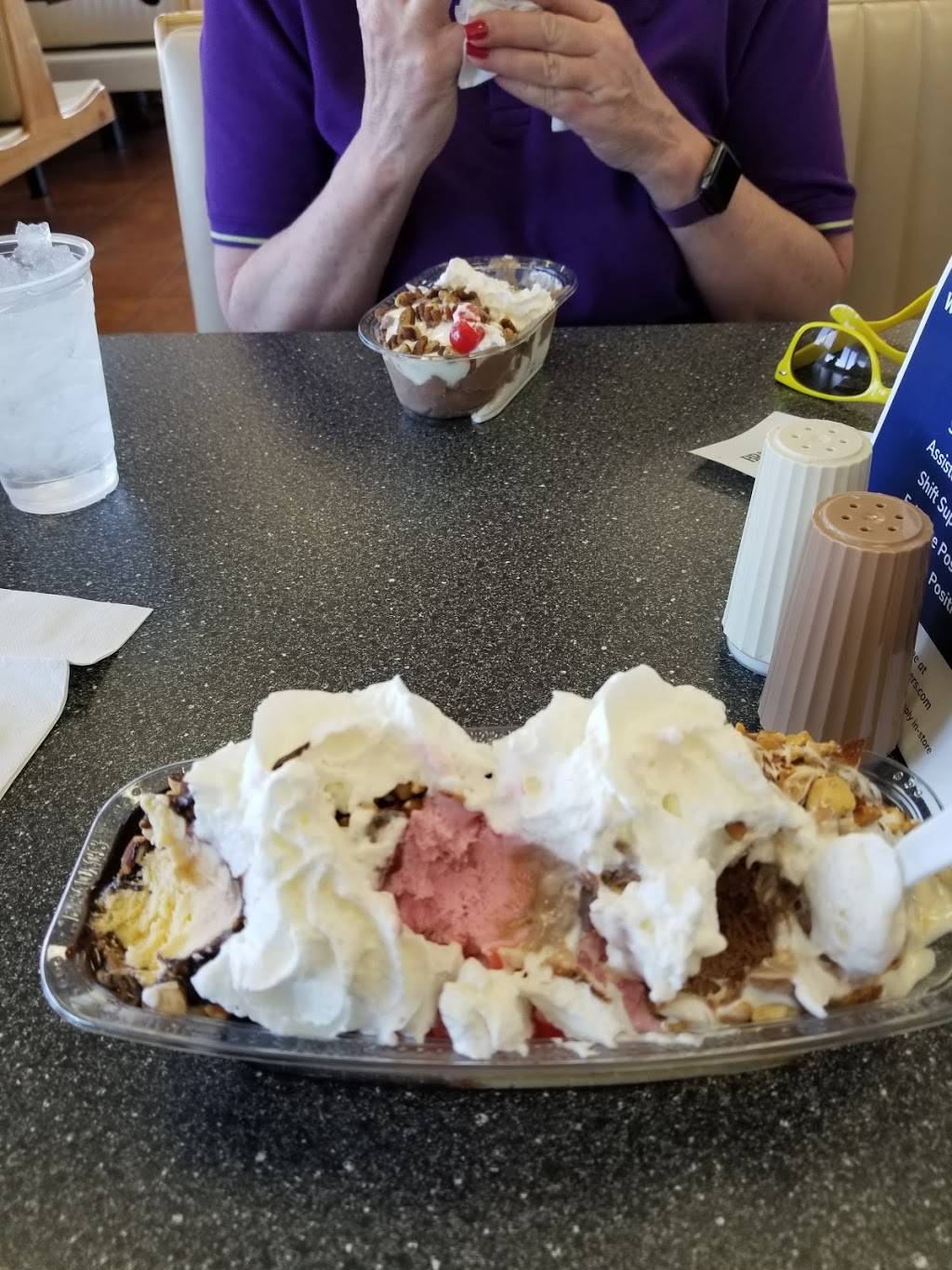 Braums Ice Cream & Burger Restaurant | restaurant | 529 S Interstate 35, Denton, TX 76205, USA | 9405911992 OR +1 940-591-1992