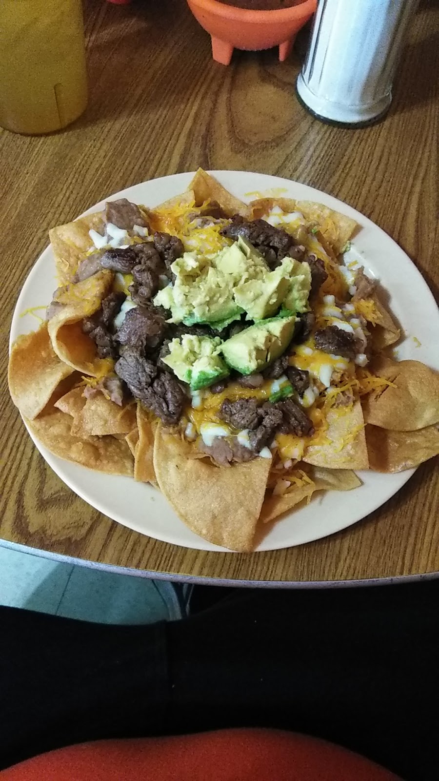 Las Flores Restaurant | restaurant | 1602 E Stewart St, Laredo, TX 78043, USA | 9565683437 OR +1 956-568-3437