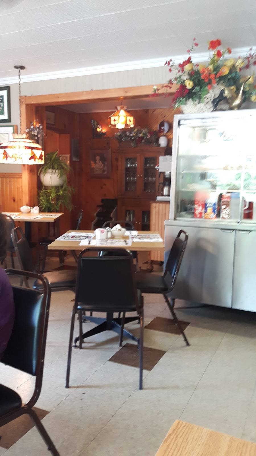 Pineview | restaurant | 322 Route 105, Low, QC J0X 2C0, Canada | 8194223517 OR +1 819-422-3517