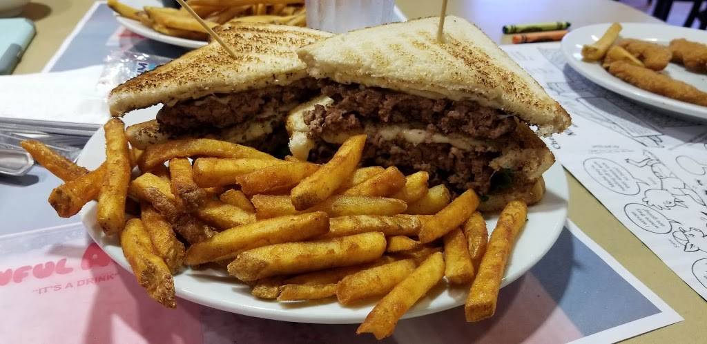 Newport Creamery | meal takeaway | 208 W Main Rd, Middletown, RI 02842, USA | 4018462767 OR +1 401-846-2767