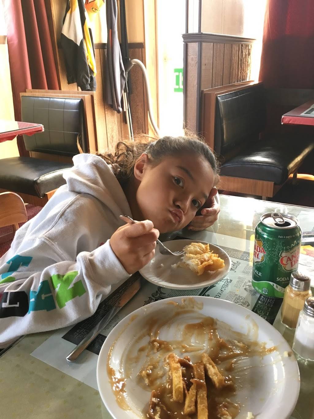 Town & Country Fish & Chips Restaurant | restaurant | 33 Elm St, Grimsby, ON L3M 3G5, Canada | 9059459797 OR +1 905-945-9797